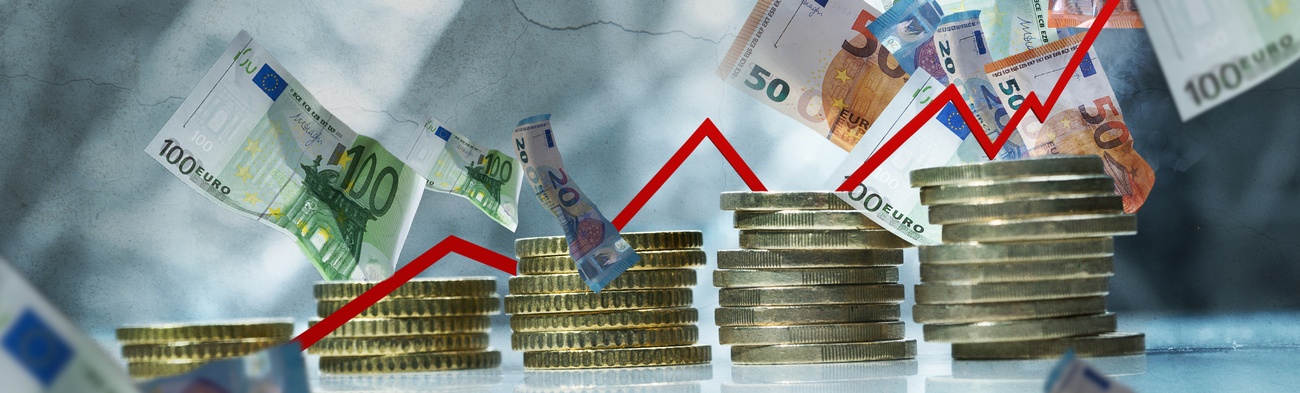 Illustration mit Münzen, Geldscheinen und einem Trendbarometer