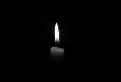 Kerze auf schwarzem Hintergrund