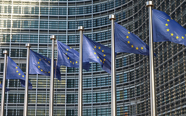 Europafahnen vor der EU-Kommission Brüssel